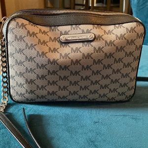 Micheal Kors crossbody bag